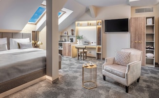 Studio Suite, 1 King Bed | Desk, free WiFi, bed sheets