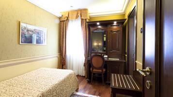 Einzelzimmer | Minibar, Zimmersafe, Schreibtisch, schallisolierte Zimmer