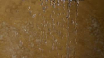 Un soffione doccia con acqua che scorre.