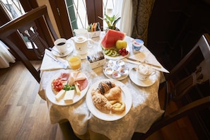 Free buffet breakfast 