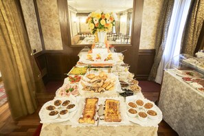 Free buffet breakfast - Hotel Al Codega (Venice)