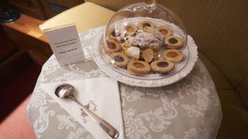 Une table avec une assiette de biscuits et un panneau.