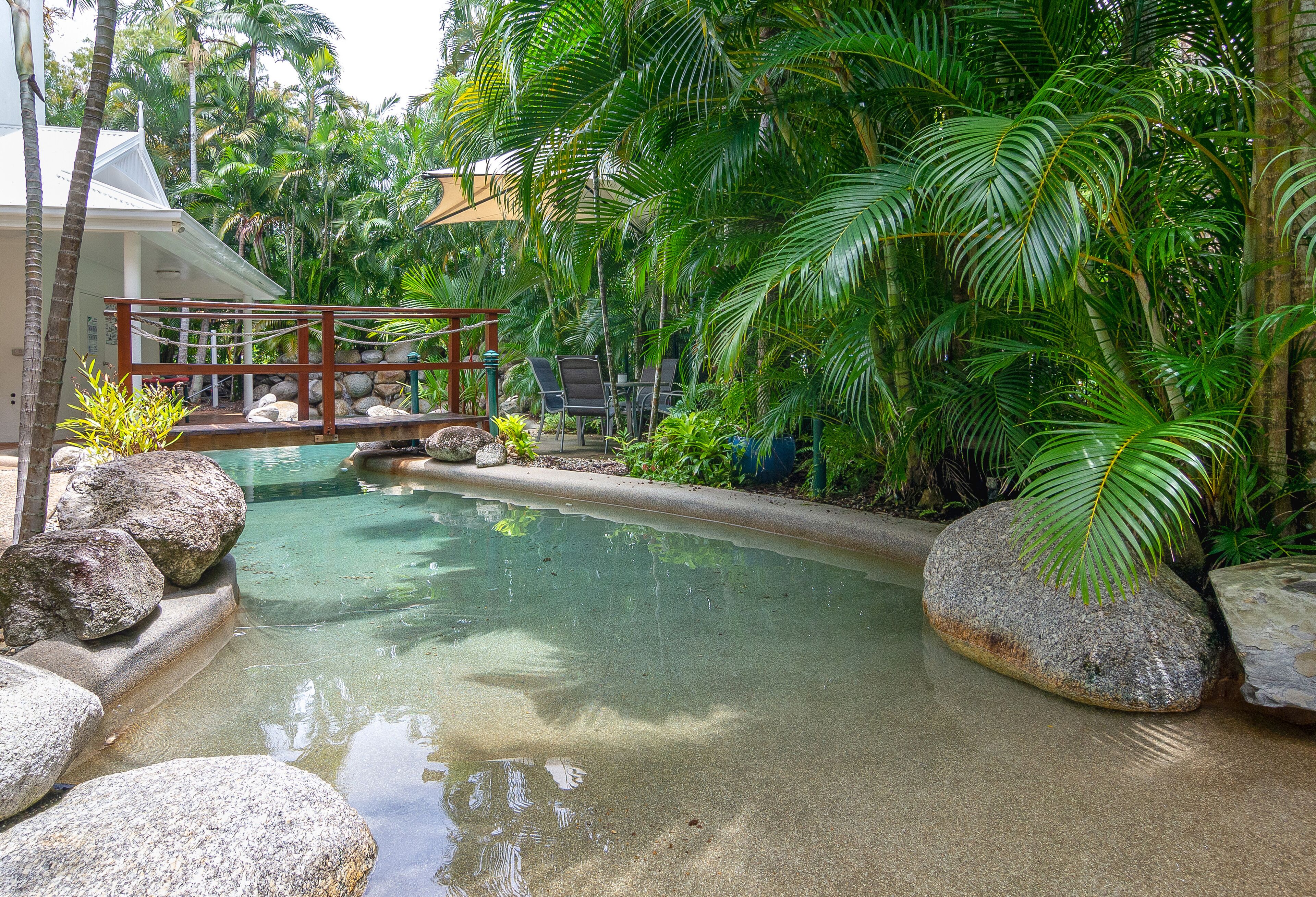 Una piscina al aire libre, tumbonas