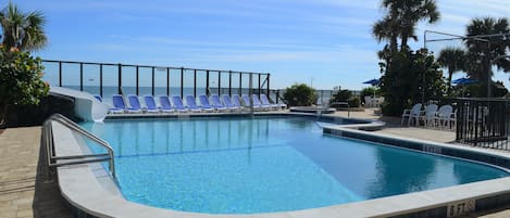 Una piscina techada, una piscina al aire libre