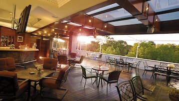 2 restaurants; breakfast, lunch and dinner served