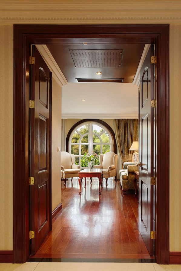Phòng Suite Grand, 1 giường cỡ king, quang cảnh công viên | 1 phòng ngủ, bộ đồ giường cao cấp, chăn bông, két bảo mật tại phòng