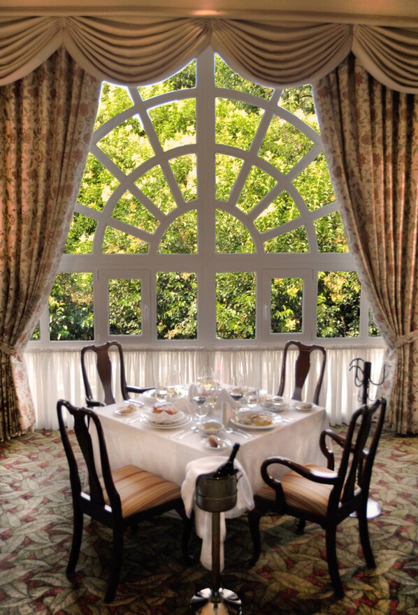 2 restaurants, breakfast, lunch served; local and international cuisine