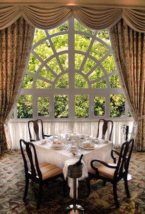 2 restaurants, spécialités Cuisine locale et internationale