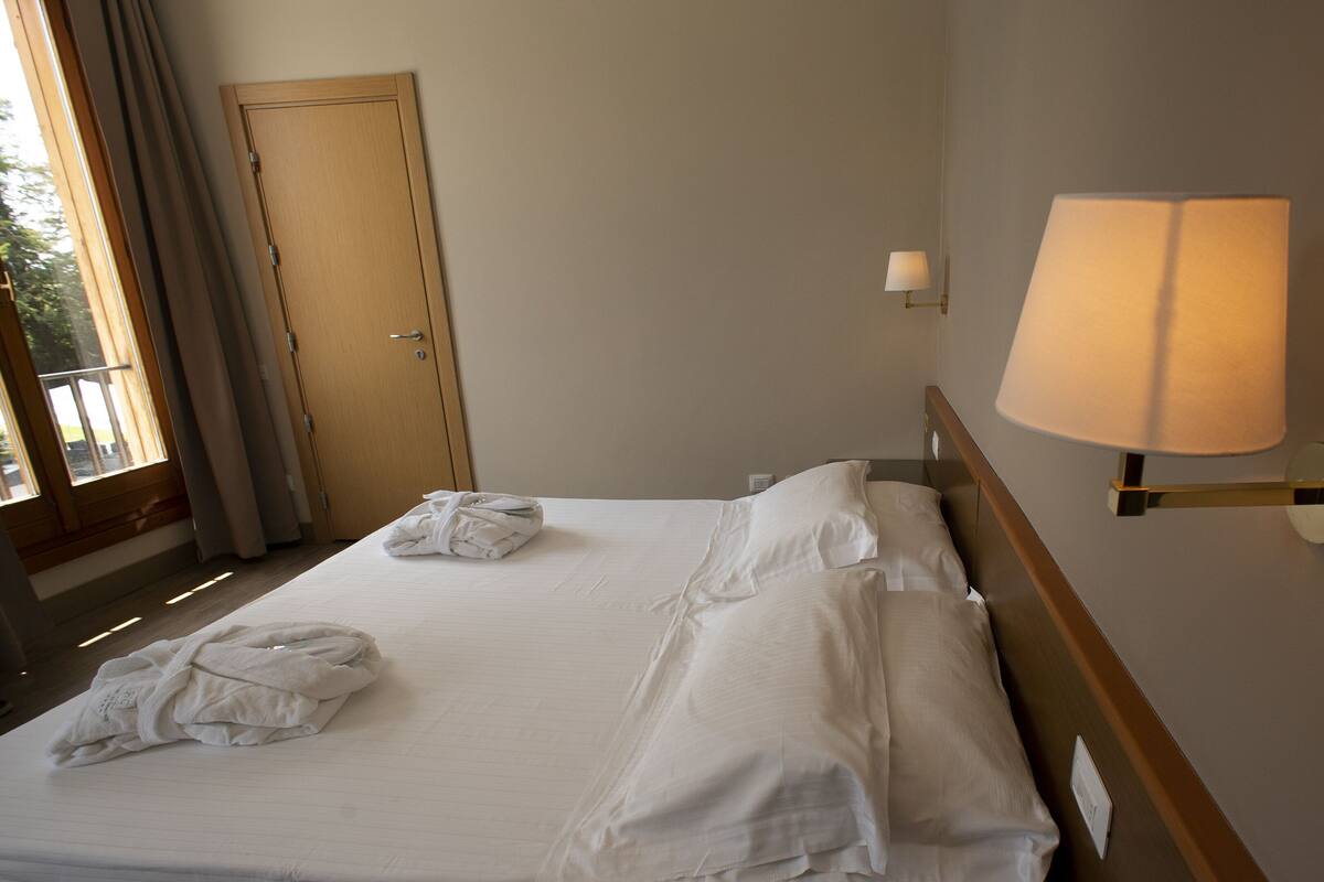 Dobbeltrom for 1 person | Minibar, safe på rommet, blendingsgardiner og lydisolert