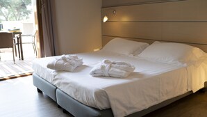 Junior Suite | Minibar, in-room safe, blackout drapes, soundproofing - Hotel dei Giardini (Nerviano)