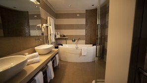 Suite | Badkamer | Gratis toiletartikelen, een haardroger, een bidet, handdoeken