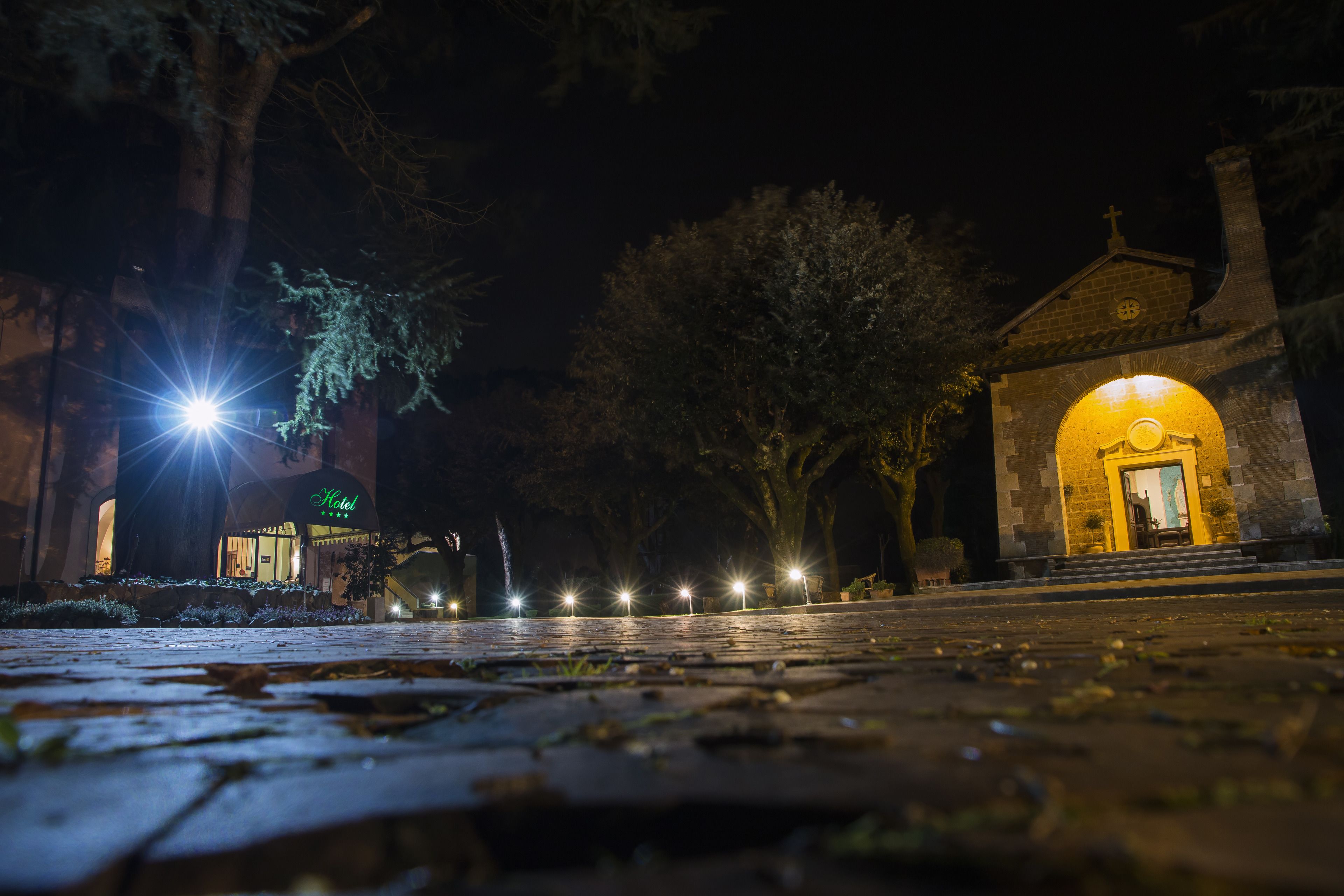 Fachada de la propiedad por la tarde o noche