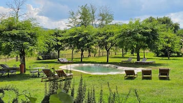 Una piscina al aire libre de temporada