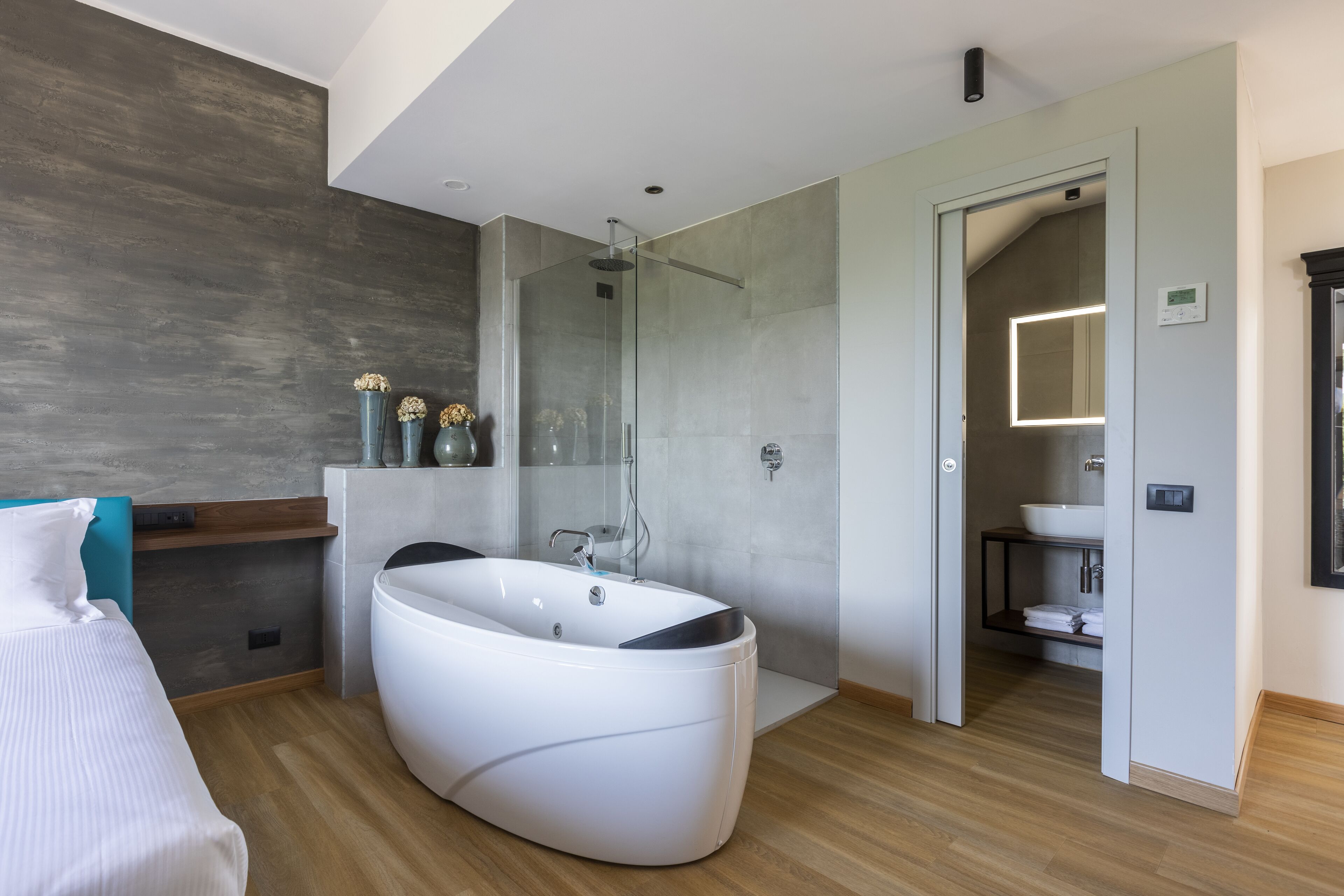 deluxe room | 1 bedroom, minibar, soundproofing, free wifi