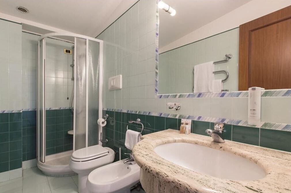 economy double or twin room | bathroom | bidet, towels