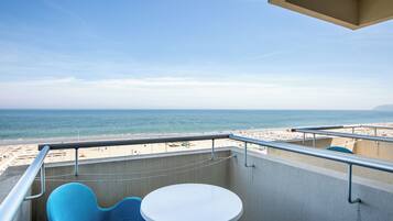 Chambre Quadruple Deluxe, vue mer | Terrasse/Patio