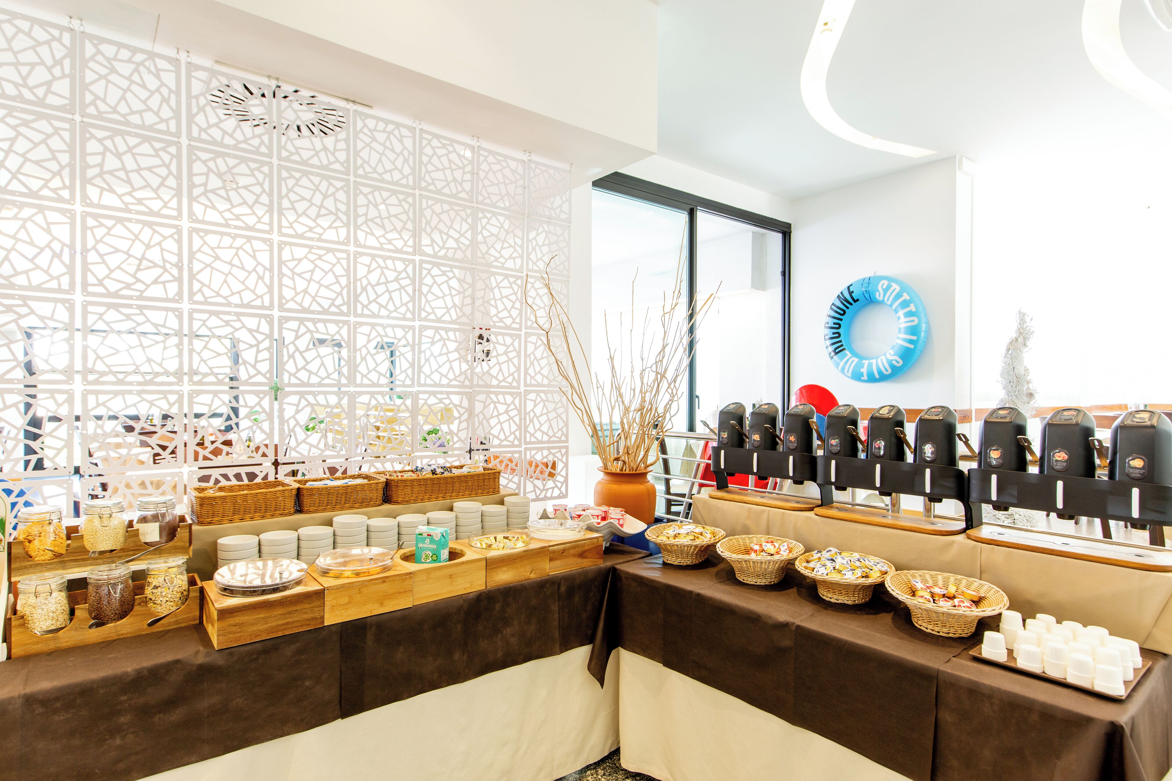 Una mesa de buffet con diversas opciones de comida y bebidas.