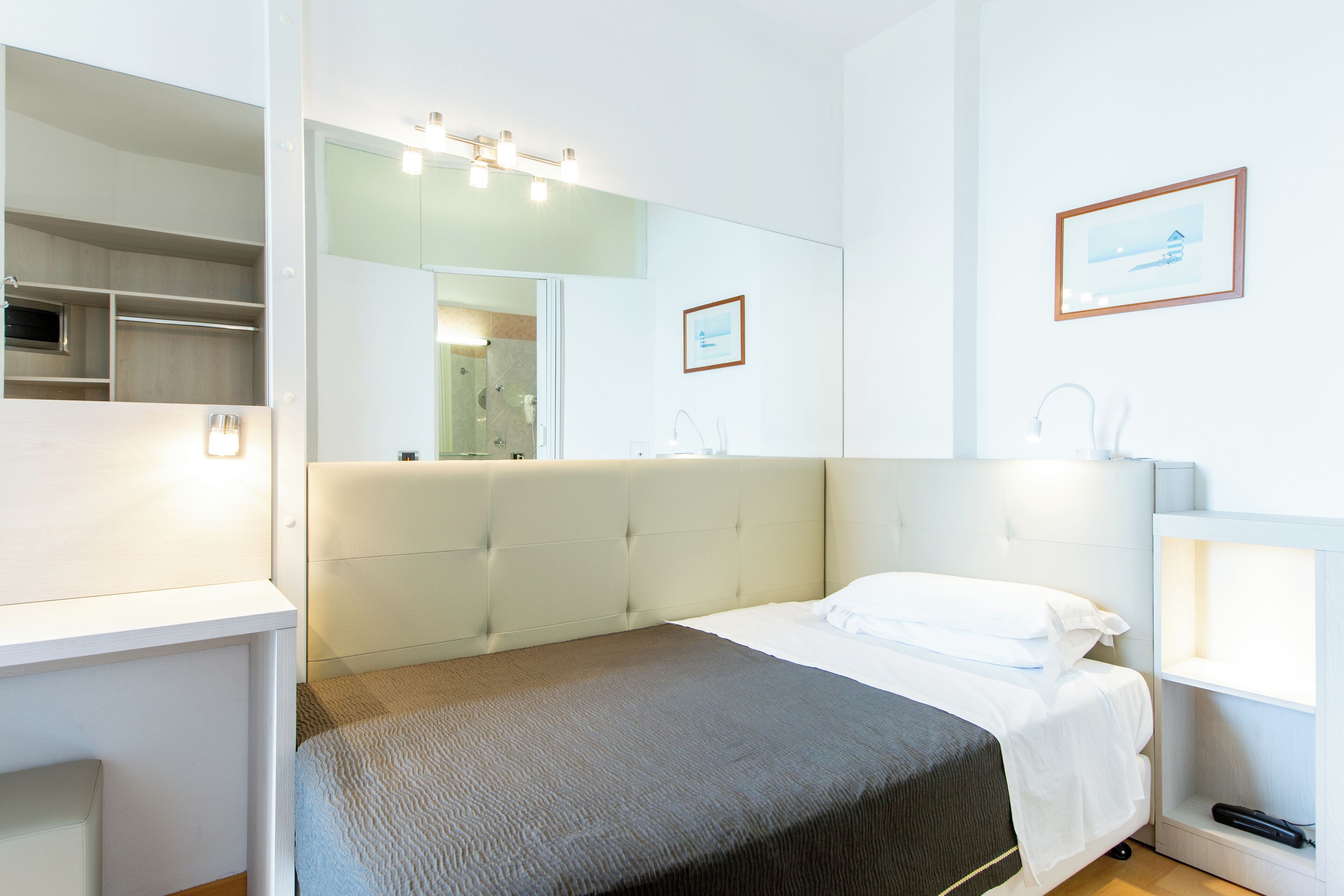 Enkeltrom | Safe på rommet, skrivebord og skrivebord for bærbar PC