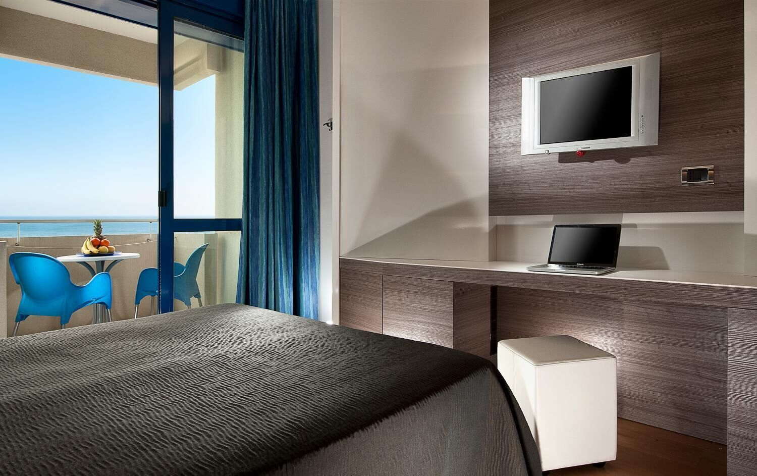 in-room safe, desk, laptop workspace, free wifi