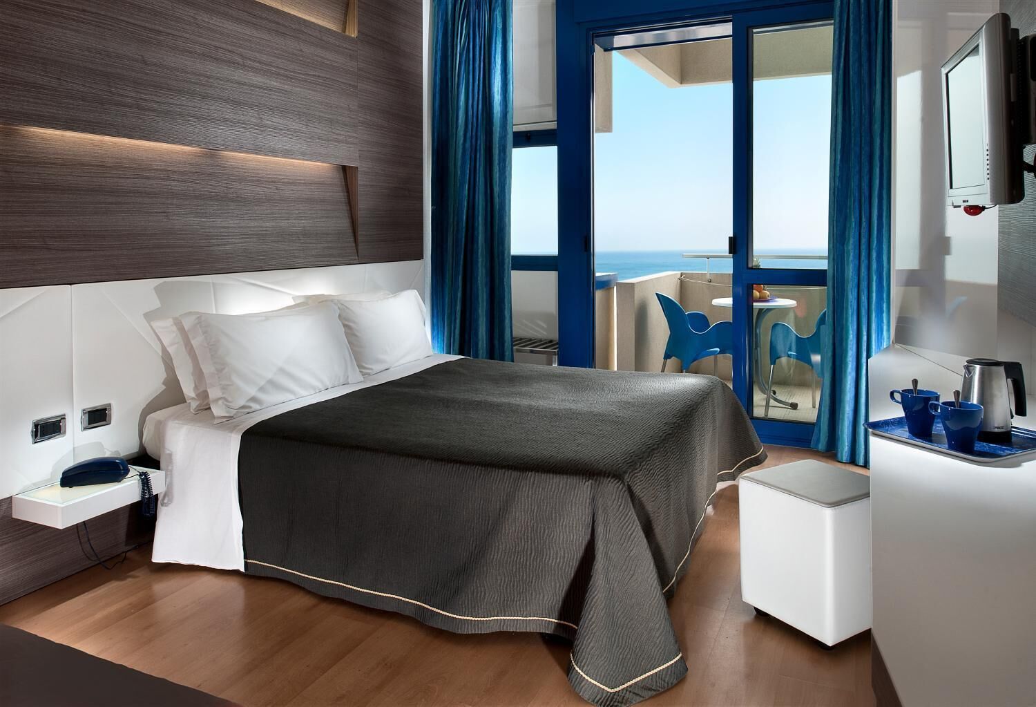 in-room safe, desk, laptop workspace, free wifi