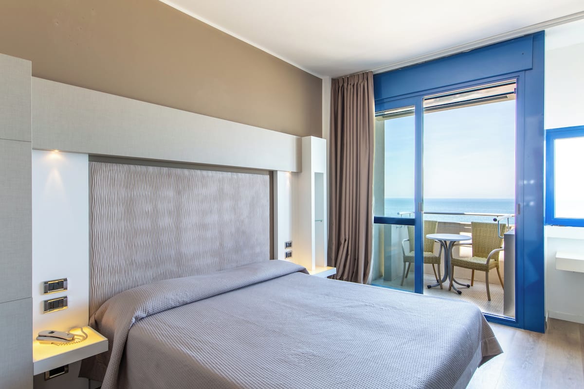 Habitación doble Deluxe | Caja de seguridad en la habitación y escritorio