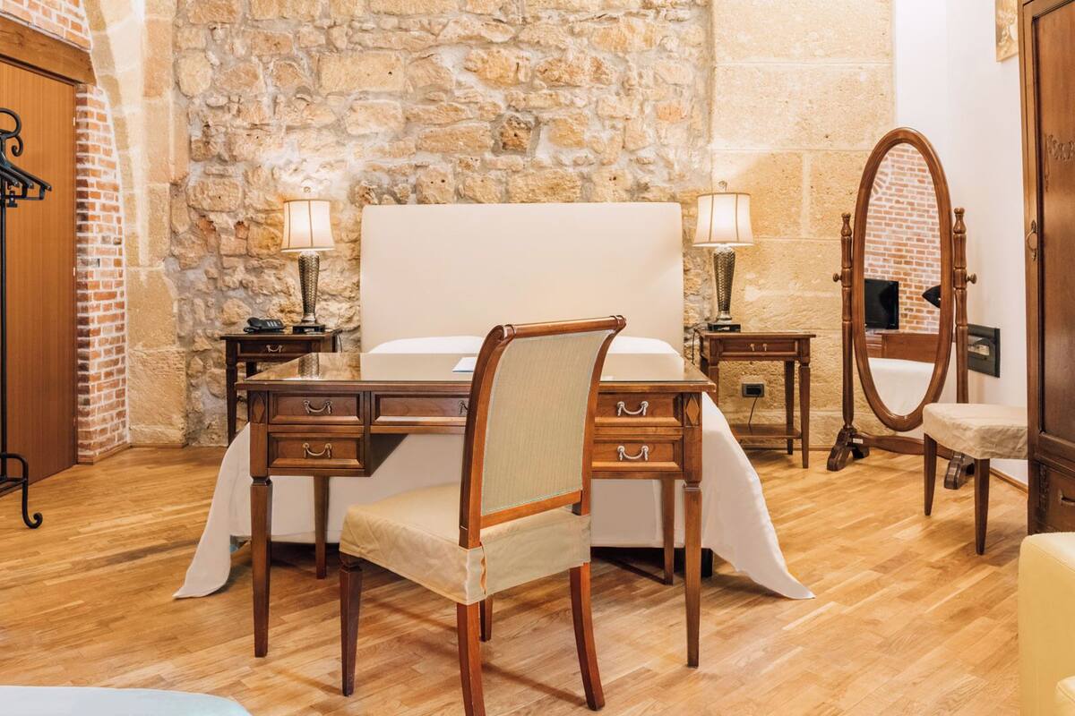 Superior Room | Hypo-allergenic bedding available, minibar, in-room safe, desk