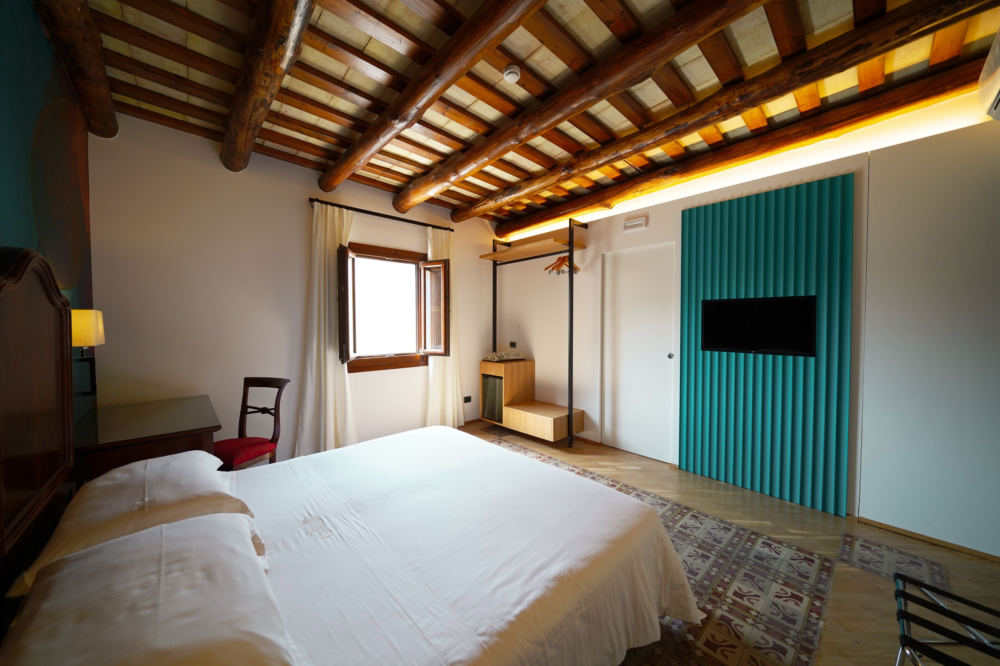 junior studio suite | 1 bedroom, hypo-allergenic bedding, minibar, in-room safe