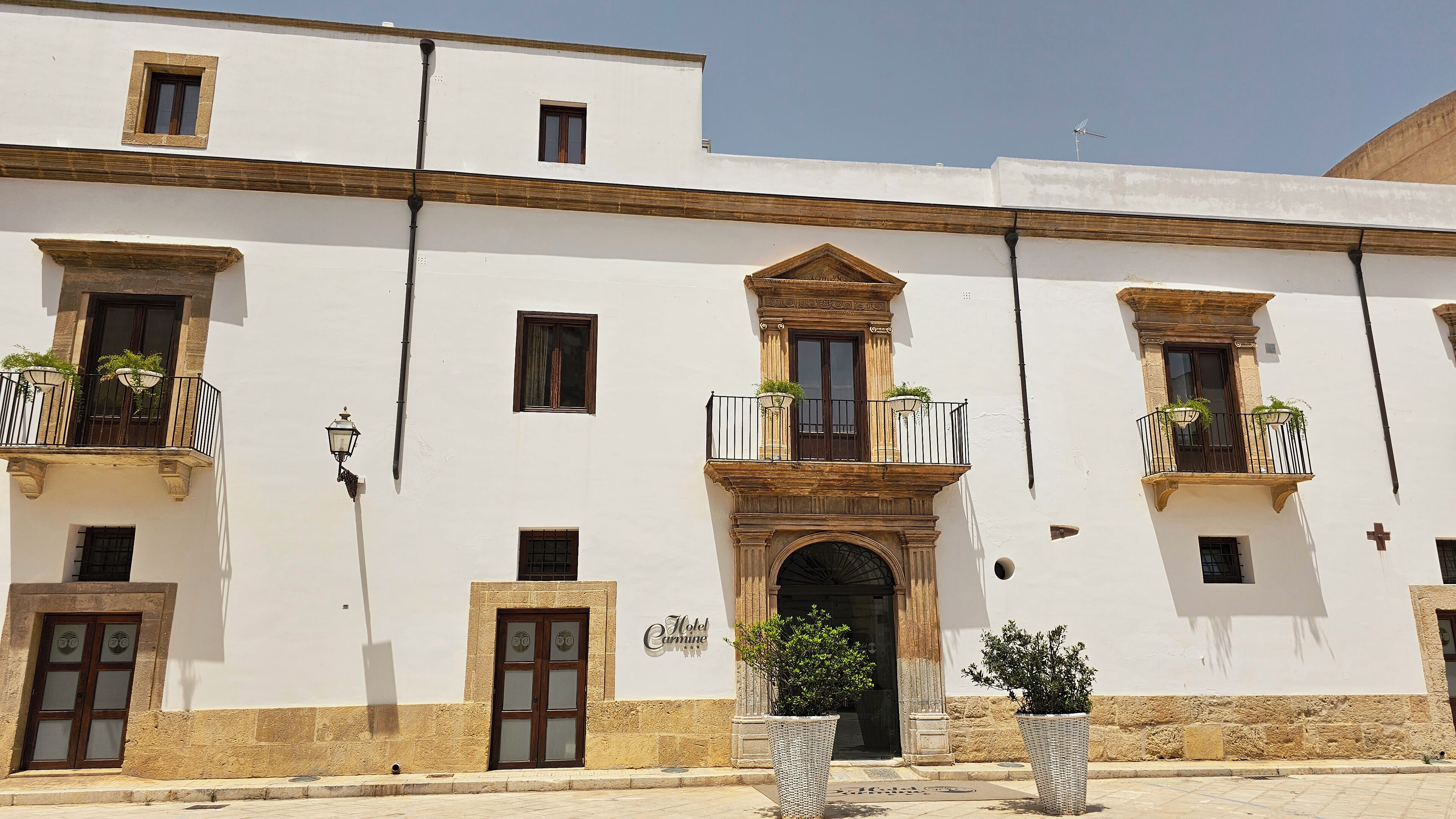 المنشأة من الخارج