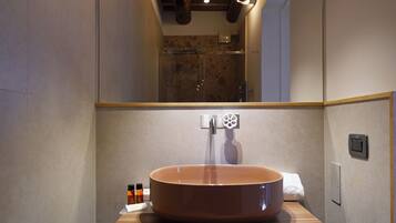 Junior Studio Suite | Bathroom | Free toiletries, slippers, bidet, towels