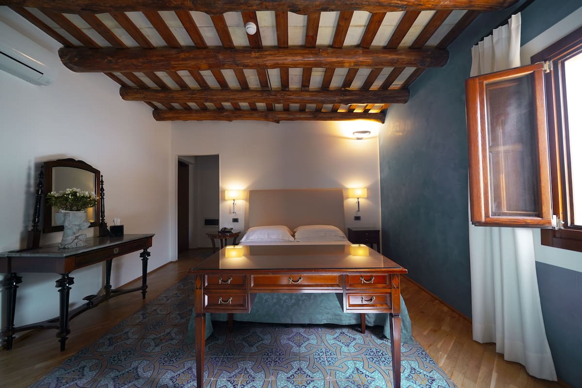 deluxe suite | 1 bedroom, hypo-allergenic bedding, minibar, in-room safe