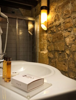 Free toiletries, slippers, bidet, towels - Hotel Carmine (Marsala)
