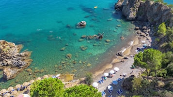En la playa, camastros, sombrillas y toallas de playa