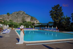 Piscina externa sazonal, funciona das 8h às 19h, guarda-sóis