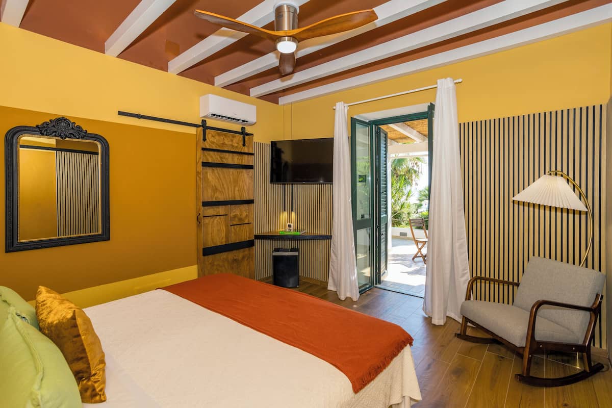 Minibar, in-room safe, individually decorated, individually furnished