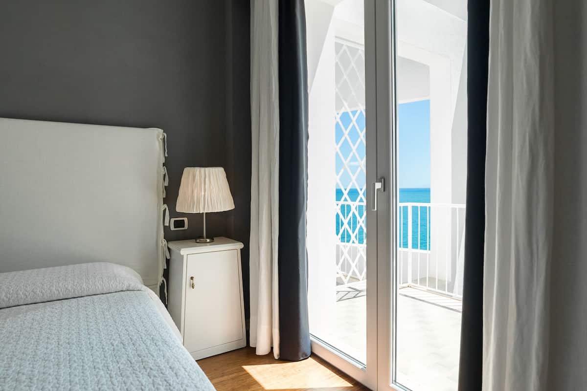 double room single use, sea view | minibar, in-room safe, individually decorated, individually furnished