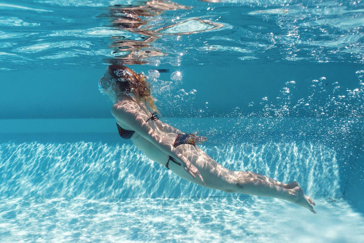 seasonal outdoor pool, open 8:00 am to 7:00 pm, pool umbrellas