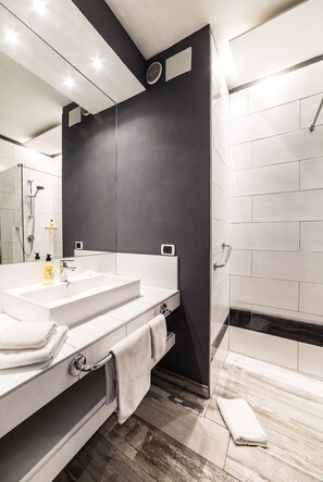 Chambre double, vue sur la mer | Salle de bain | Douche, séchoir à cheveux, toilette dotée d'un bidet électronique