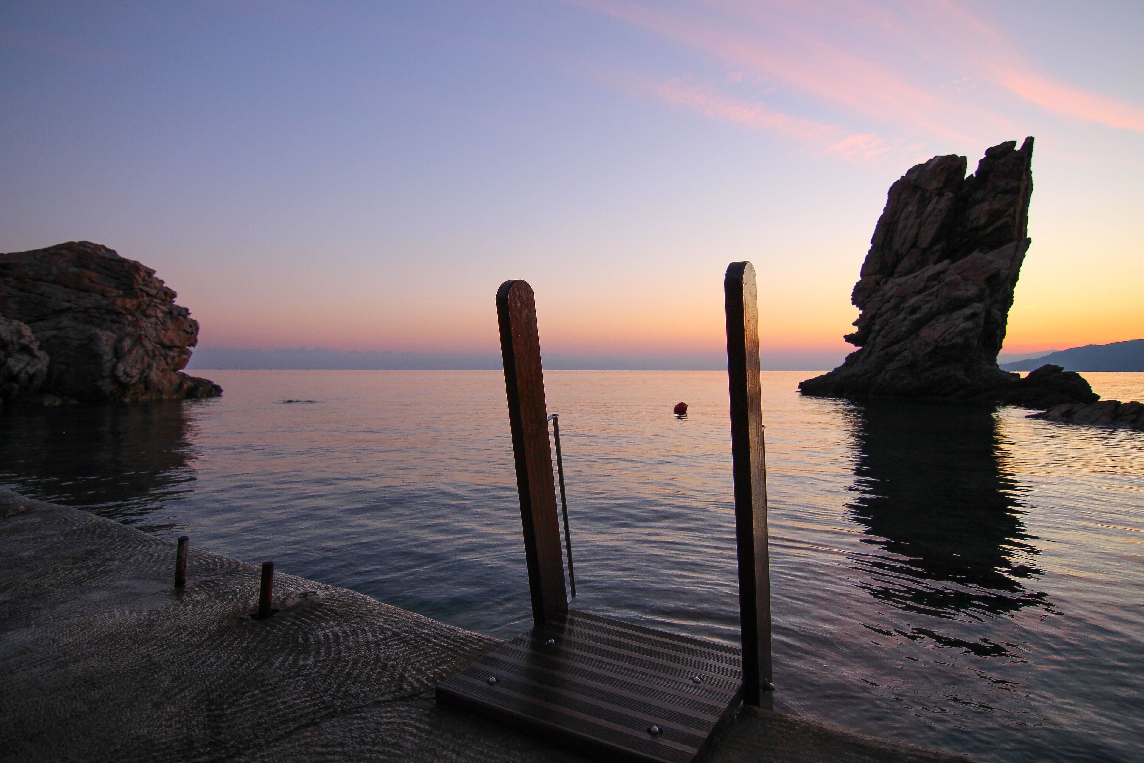 Aan het strand, ligstoelen aan het strand, parasols, strandlakens