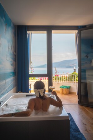 Studio Suite Deluks, 1 Tempat Tidur Queen, pemandangan laut | Bathtub besar