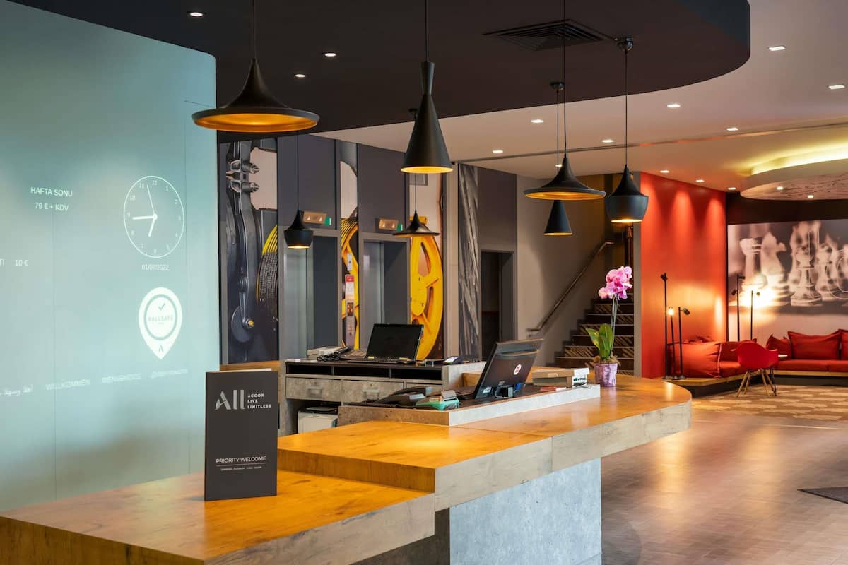 Ropa de cama de alta calidad y caja de seguridad en la habitación