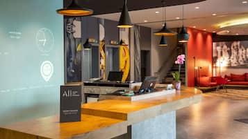 Ylelliset vuodevaatteet, tallelokero huoneessa, työpöytä