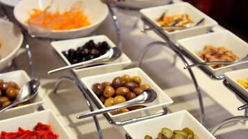 فطور أوروبي يوميًا بتكلفة قدرها (12 EUR للشخص)