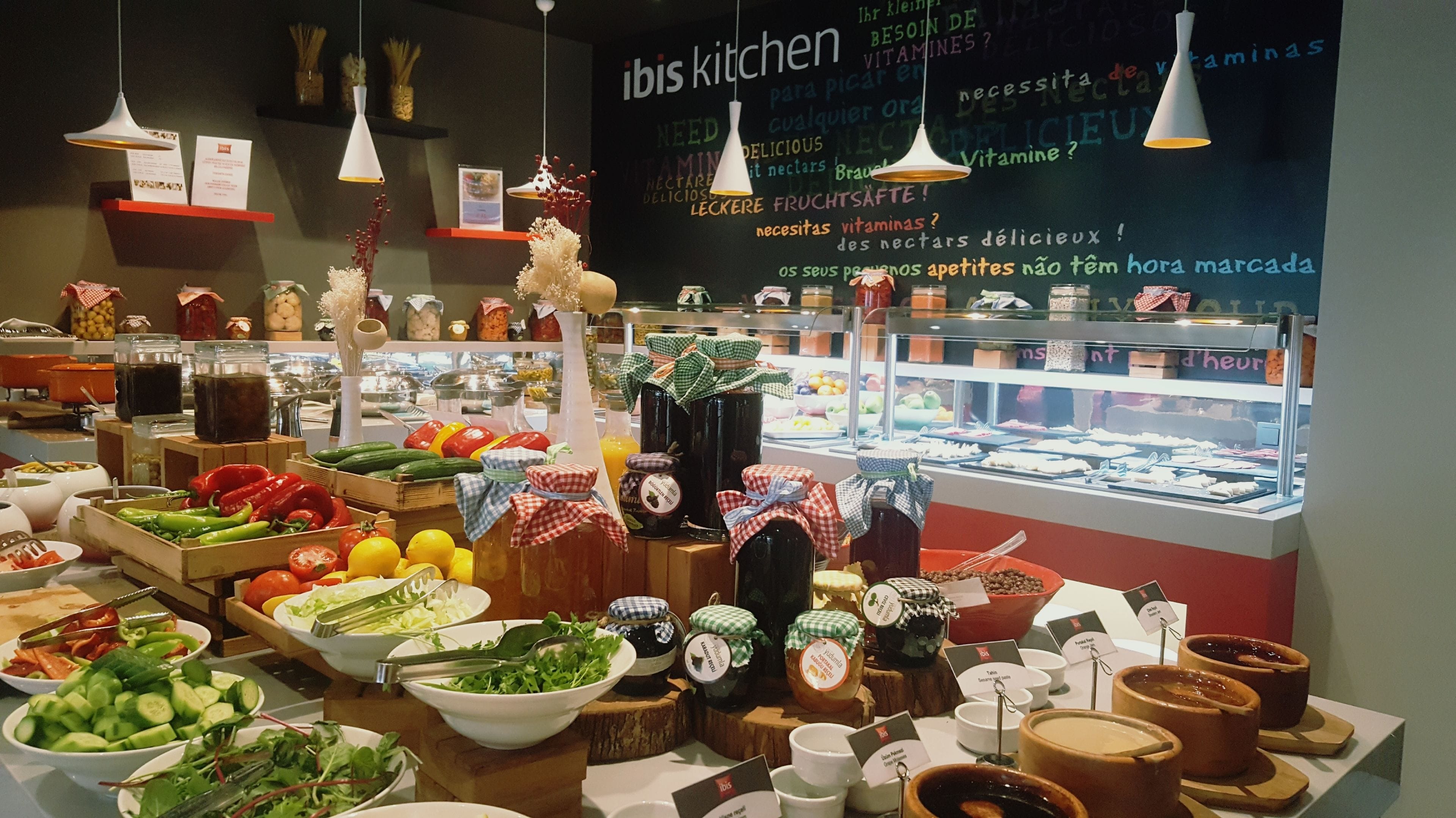 Una presentación de alimentos con botes varios y frutas y verduras frescas.