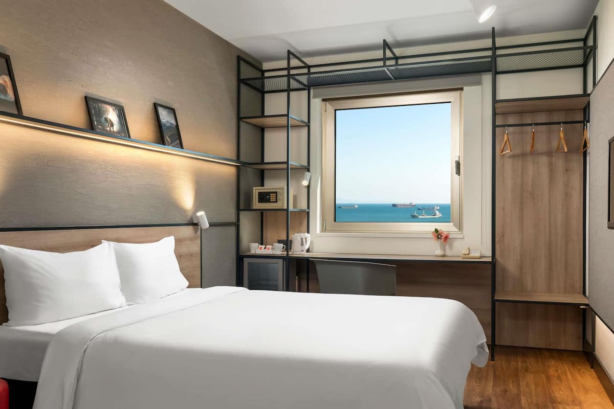 1 bedroom, premium bedding, in-room safe, desk