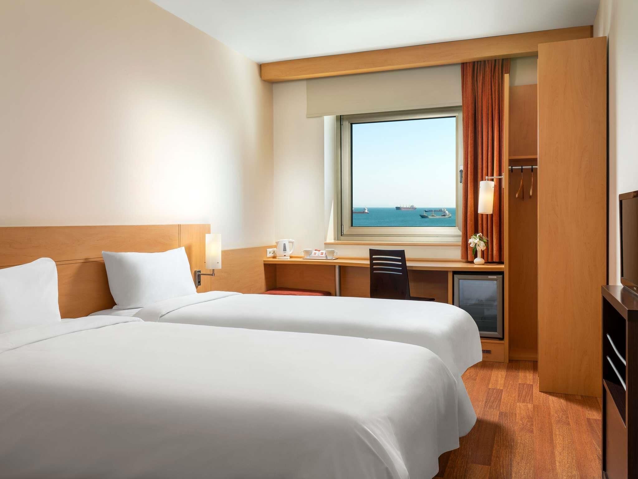Premium bedding, in-room safe, desk, laptop workspace