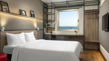 1 غرفة نوم وأغطية فراش متميزة وخزنة داخل الغرفة ومكتب