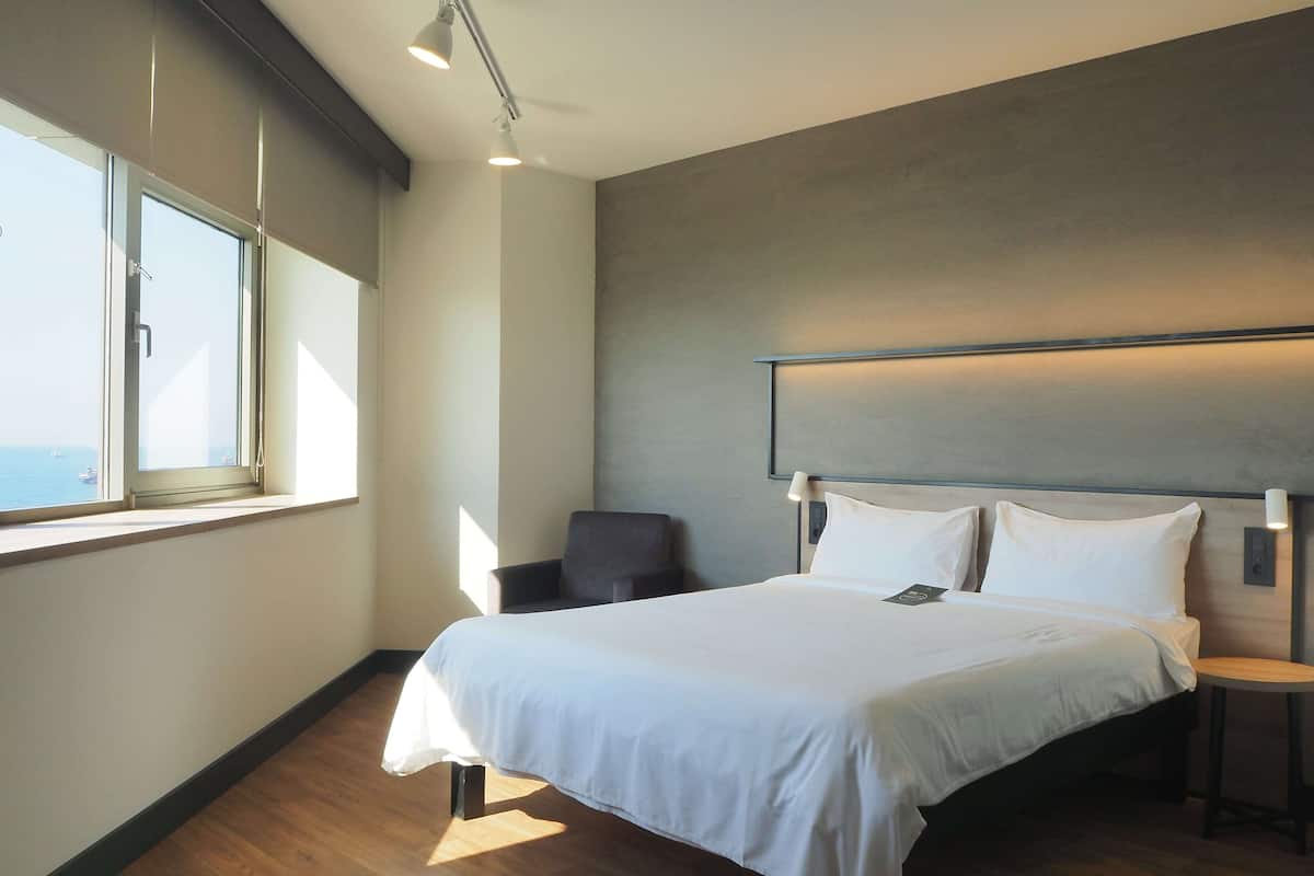 Premium Room, 1 Double Bed, Sea View | 1 bedroom, premium bedding, in-room safe, desk