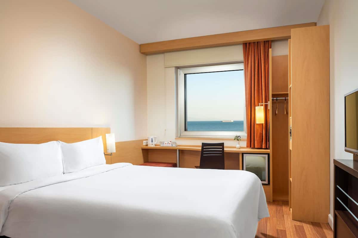 Double Room, 1 Double Bed | Premium bedding, in-room safe, desk, laptop workspace