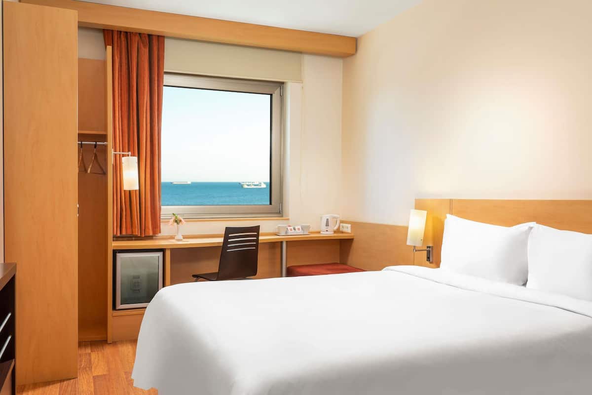 Ropa de cama de alta calidad y caja de seguridad en la habitación