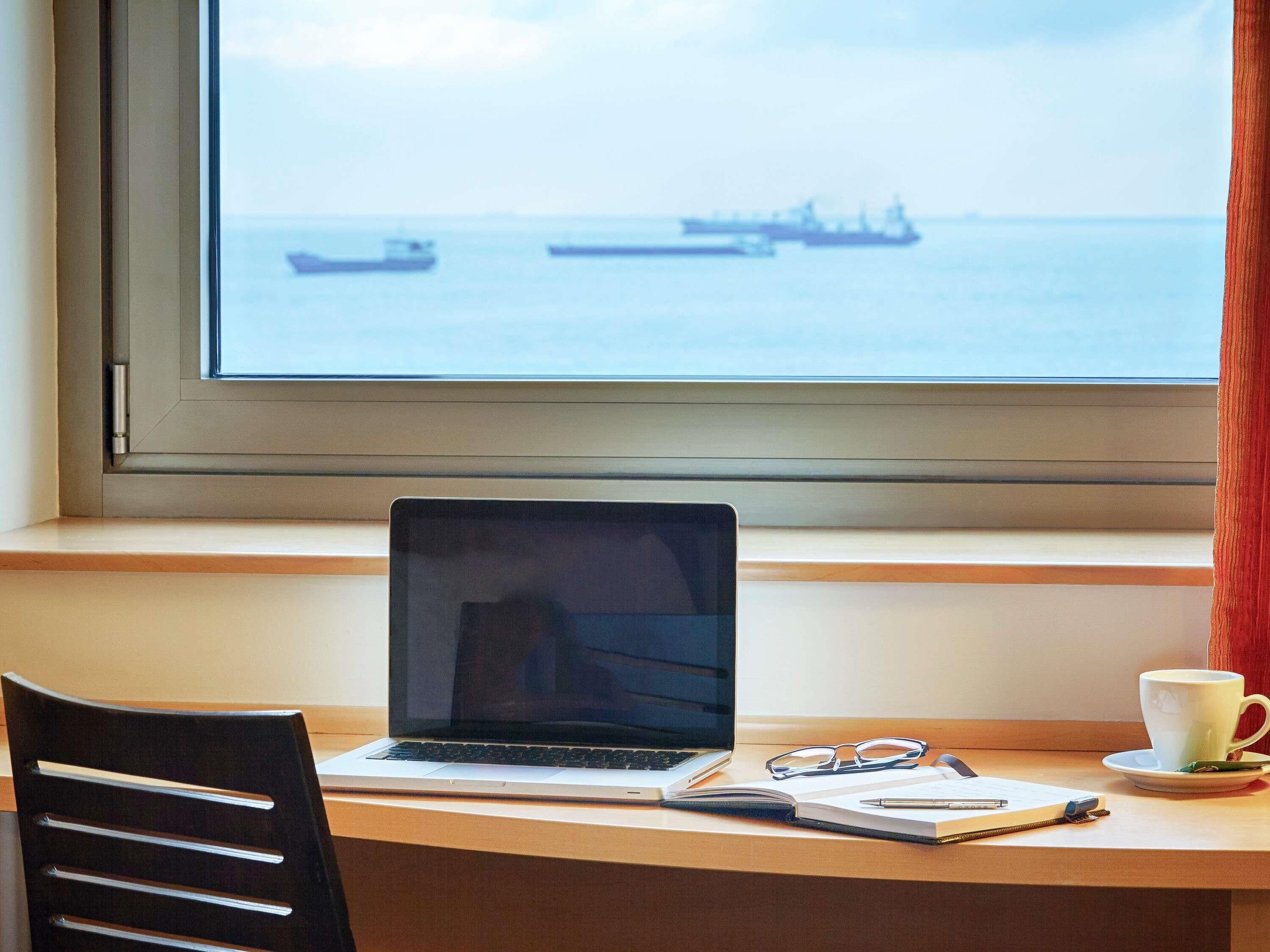 Luxe beddengoed, een kluis op de kamer, een bureau, een laptopwerkplek